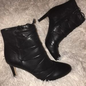 Vince camuto chenai booties wraparound size 7